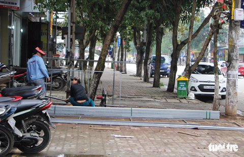 TP Vinh tiếp tục giành vỉa hè cho người đi bộ - Ảnh 2. TP Vinh tiếp tục giành vỉa hè cho người đi bộ - Ảnh 2.