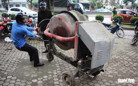 TP Vinh tiếp tục giành vỉa hè cho người đi bộ - Ảnh 3. TP Vinh tiếp tục giành vỉa hè cho người đi bộ - Ảnh 3.
