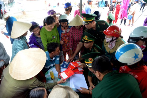 Nghệ sĩ hát, ngư dân phụ hò với Mùa xuân biển đảo 2018 - Ảnh 10. Nghệ sĩ hát, ngư dân phụ hò với Mùa xuân biển đảo 2018 - Ảnh 10.