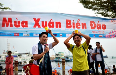 Nghệ sĩ hát, ngư dân phụ hò với Mùa xuân biển đảo 2018 - Ảnh 11. Nghệ sĩ hát, ngư dân phụ hò với Mùa xuân biển đảo 2018 - Ảnh 11.
