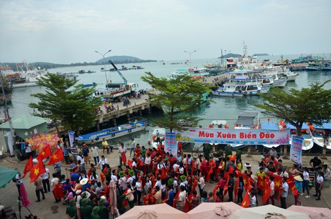 Nghệ sĩ hát, ngư dân phụ hò với Mùa xuân biển đảo 2018 - Ảnh 13. Nghệ sĩ hát, ngư dân phụ hò với Mùa xuân biển đảo 2018 - Ảnh 13.