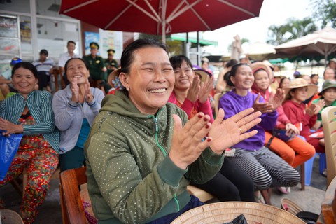 Nghệ sĩ hát, ngư dân phụ hò với Mùa xuân biển đảo 2018 - Ảnh 14. Nghệ sĩ hát, ngư dân phụ hò với Mùa xuân biển đảo 2018 - Ảnh 14.