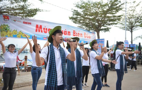 Nghệ sĩ hát, ngư dân phụ hò với Mùa xuân biển đảo 2018 - Ảnh 2. Nghệ sĩ hát, ngư dân phụ hò với Mùa xuân biển đảo 2018 - Ảnh 2.