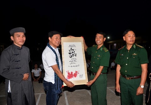 Nghệ sĩ hát, ngư dân phụ hò với Mùa xuân biển đảo 2018 - Ảnh 4. Nghệ sĩ hát, ngư dân phụ hò với Mùa xuân biển đảo 2018 - Ảnh 4.