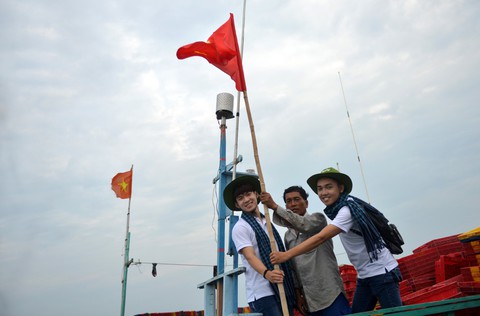 Nghệ sĩ hát, ngư dân phụ hò với Mùa xuân biển đảo 2018 - Ảnh 5. Nghệ sĩ hát, ngư dân phụ hò với Mùa xuân biển đảo 2018 - Ảnh 5.