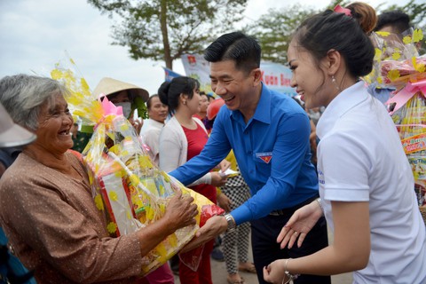 Nghệ sĩ hát, ngư dân phụ hò với Mùa xuân biển đảo 2018 - Ảnh 6. Nghệ sĩ hát, ngư dân phụ hò với Mùa xuân biển đảo 2018 - Ảnh 6.