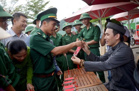 Nghệ sĩ hát, ngư dân phụ hò với Mùa xuân biển đảo 2018 - Ảnh 8. Nghệ sĩ hát, ngư dân phụ hò với Mùa xuân biển đảo 2018 - Ảnh 8.