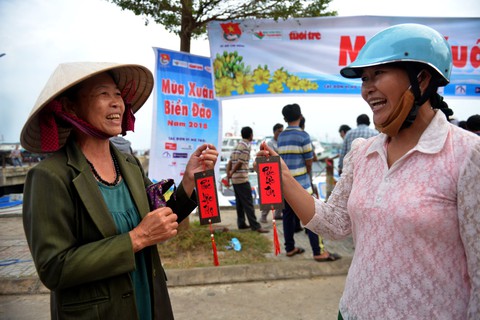 Nghệ sĩ hát, ngư dân phụ hò với Mùa xuân biển đảo 2018 - Ảnh 9. Nghệ sĩ hát, ngư dân phụ hò với Mùa xuân biển đảo 2018 - Ảnh 9.