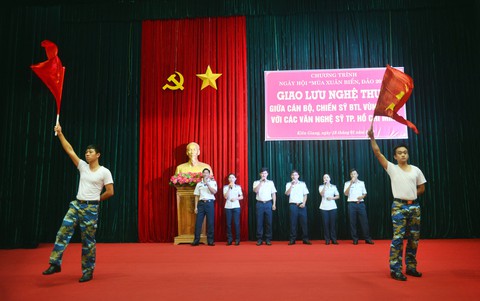 Mùa xuân biển đảo 2018 đến với vùng Cảnh sát biển 4 - Ảnh 9. Mùa xuân biển đảo 2018 đến với vùng Cảnh sát biển 4 - Ảnh 9.