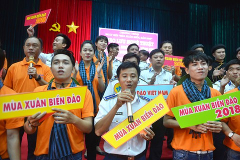 Mùa xuân biển đảo 2018 đến với vùng Cảnh sát biển 4 - Ảnh 4. Mùa xuân biển đảo 2018 đến với vùng Cảnh sát biển 4 - Ảnh 4.