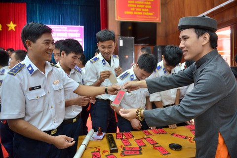 Mùa xuân biển đảo 2018 đến với vùng Cảnh sát biển 4 - Ảnh 1. Mùa xuân biển đảo 2018 đến với vùng Cảnh sát biển 4 - Ảnh 1.