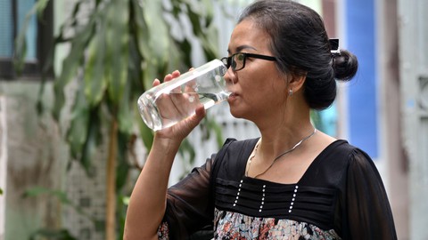 Uống nhiều nước có thể thải độc? - Ảnh 1. Uống nhiều nước có thể thải độc? - Ảnh 1.