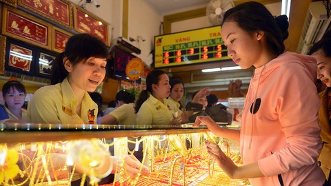 Vàng, USD không tăng giá, gởi VND lợi hơn - Ảnh 2. Vàng, USD không tăng giá, gởi VND lợi hơn - Ảnh 2.