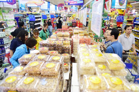 Hàng Tết chạy nước rút đón khách - Ảnh 1. Hàng Tết chạy nước rút đón khách - Ảnh 1.