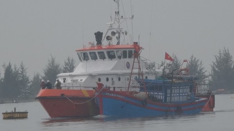Cứu 4 ngư dân suýt bị chìm tàu trên biển - Ảnh 1. Cứu 4 ngư dân suýt bị chìm tàu trên biển - Ảnh 1.
