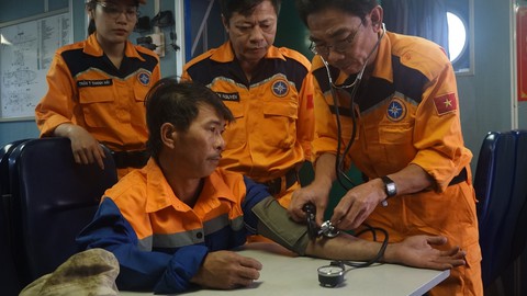 Cứu 4 ngư dân suýt bị chìm tàu trên biển - Ảnh 2. Cứu 4 ngư dân suýt bị chìm tàu trên biển - Ảnh 2.
