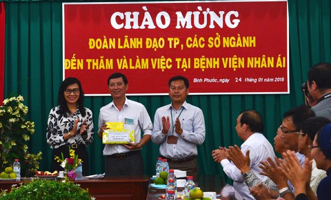Lãnh đạo TP.HCM thăm, tặng quà các cơ sở xã hội - Ảnh 2.