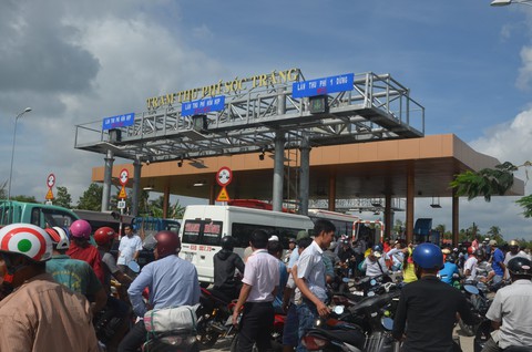 Người đánh nhau với tài xế tại BOT Sóc Trăng là công an - Ảnh 3. Người đánh nhau với tài xế tại BOT Sóc Trăng là công an - Ảnh 3.