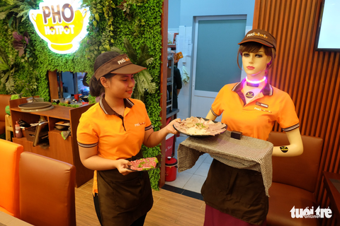 Robot Cô Ba chạy sô nhà hàng ở Sài Gòn - Ảnh 7. Robot Cô Ba chạy sô nhà hàng ở Sài Gòn - Ảnh 7.