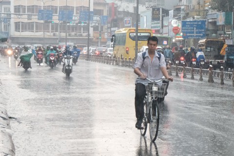 Mưa trái mùa nhiều nơi ở Sài Gòn và Nam bộ - Ảnh 1. Mưa trái mùa nhiều nơi ở Sài Gòn và Nam bộ - Ảnh 1.