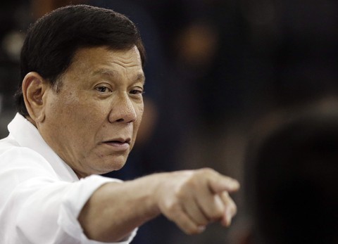 Giận vì dân bị cưỡng hiếp, ông Duterte đòi rút lao động ở Trung Đông - Ảnh 1. Giận vì dân bị cưỡng hiếp, ông Duterte đòi rút lao động ở Trung Đông - Ảnh 1.