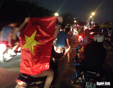 Sinh viên làng Đại học xuống đường mừng U23 Việt Nam chiến thắng - Ảnh 4. Sinh viên làng Đại học xuống đường mừng U23 Việt Nam chiến thắng - Ảnh 4.