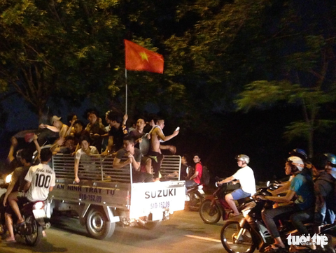 Sinh viên làng Đại học xuống đường mừng U23 Việt Nam chiến thắng - Ảnh 2. Sinh viên làng Đại học xuống đường mừng U23 Việt Nam chiến thắng - Ảnh 2.