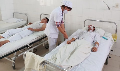 Sức khỏe hai chiến sĩ bị bỏng vụ nổ bình ga dần ổn định - Ảnh 1. Sức khỏe hai chiến sĩ bị bỏng vụ nổ bình ga dần ổn định - Ảnh 1.