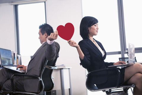 Làm gì để hạ gục trái tim người yêu nơi công sở? - Ảnh 1. Làm gì để hạ gục trái tim người yêu nơi công sở? - Ảnh 1.