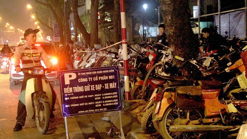 Hạn chế xe cá nhân: Nhà nước phải kiên quyết - Ảnh 1. Hạn chế xe cá nhân: Nhà nước phải kiên quyết - Ảnh 1.