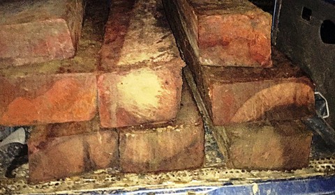 Cảnh sát truy đuổi, tài xế bỏ ô tô chở gỗ lậu tháo chạy - Ảnh 1. Cảnh sát truy đuổi, tài xế bỏ ô tô chở gỗ lậu tháo chạy - Ảnh 1.