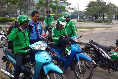 Tài xế GrabBike bị nhóm xe ôm vây đánh bê bết máu - Ảnh 1. Tài xế GrabBike bị nhóm xe ôm vây đánh bê bết máu - Ảnh 1.
