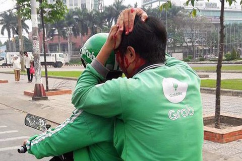Tài xế GrabBike bị nhóm xe ôm vây đánh bê bết máu - Ảnh 2. Tài xế GrabBike bị nhóm xe ôm vây đánh bê bết máu - Ảnh 2.