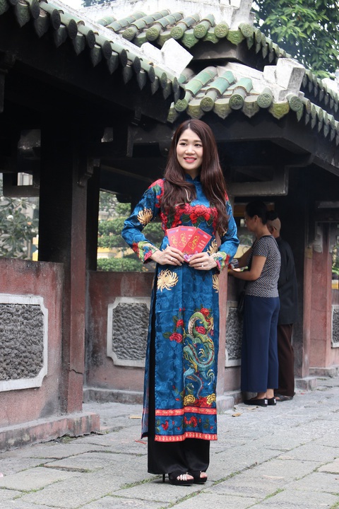 Nam thanh nữ tú Sài Gòn rực rỡ chụp ảnh áo dài đón Tết - Ảnh 1. Nam thanh nữ tú Sài Gòn rực rỡ chụp ảnh áo dài đón Tết - Ảnh 1.