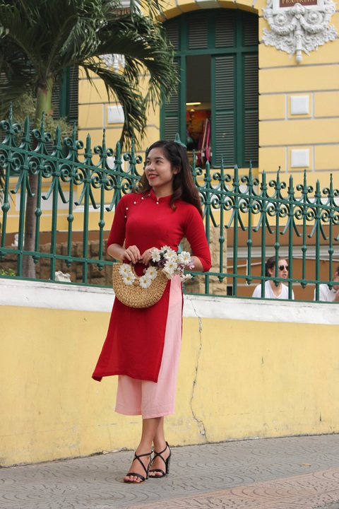 Nam thanh nữ tú Sài Gòn rực rỡ chụp ảnh áo dài đón Tết - Ảnh 2. Nam thanh nữ tú Sài Gòn rực rỡ chụp ảnh áo dài đón Tết - Ảnh 2.