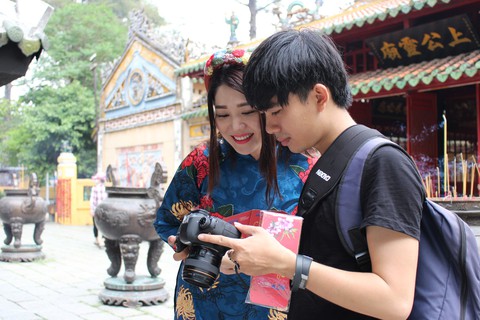 Nam thanh nữ tú Sài Gòn rực rỡ chụp ảnh áo dài đón Tết - Ảnh 3. Nam thanh nữ tú Sài Gòn rực rỡ chụp ảnh áo dài đón Tết - Ảnh 3.