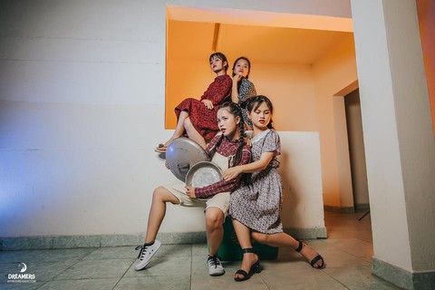 Sinh viên nhân văn chất ngất ngây trong ảnh kỷ yếu tại nhà vệ sinh - Ảnh 3. Sinh viên nhân văn chất ngất ngây trong ảnh kỷ yếu tại nhà vệ sinh - Ảnh 3.