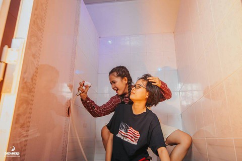 Sinh viên nhân văn chất ngất ngây trong ảnh kỷ yếu tại nhà vệ sinh - Ảnh 5. Sinh viên nhân văn chất ngất ngây trong ảnh kỷ yếu tại nhà vệ sinh - Ảnh 5.