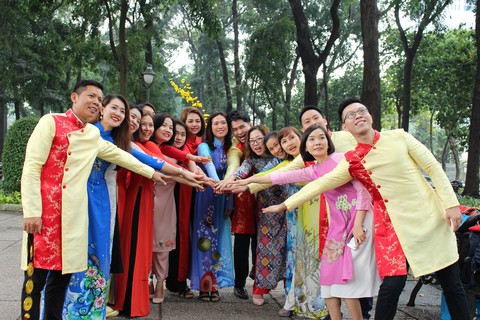 Nam thanh nữ tú Sài Gòn rực rỡ chụp ảnh áo dài đón Tết - Ảnh 7. Nam thanh nữ tú Sài Gòn rực rỡ chụp ảnh áo dài đón Tết - Ảnh 7.