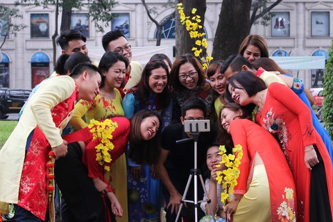 Nam thanh nữ tú Sài Gòn rực rỡ chụp ảnh áo dài đón Tết - Ảnh 9. Nam thanh nữ tú Sài Gòn rực rỡ chụp ảnh áo dài đón Tết - Ảnh 9.