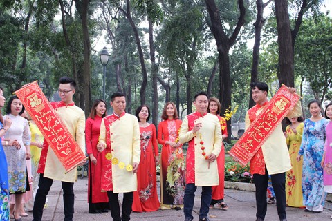 Nam thanh nữ tú Sài Gòn rực rỡ chụp ảnh áo dài đón Tết - Ảnh 10. Nam thanh nữ tú Sài Gòn rực rỡ chụp ảnh áo dài đón Tết - Ảnh 10.