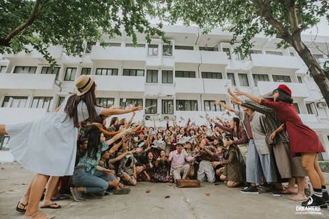 Sinh viên nhân văn chất ngất ngây trong ảnh kỷ yếu tại nhà vệ sinh - Ảnh 8. Sinh viên nhân văn chất ngất ngây trong ảnh kỷ yếu tại nhà vệ sinh - Ảnh 8.