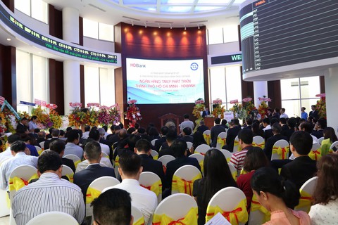 Ngân hàng HDBank chào sàn, giá 33.000 đồng - Ảnh 1. Ngân hàng HDBank chào sàn, giá 33.000 đồng - Ảnh 1.