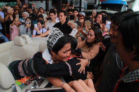 Đắk Lắk gặp gỡ, khen thưởng Hoa hậu Hoàn vũ H’Hen Niê - Ảnh 1. Đắk Lắk gặp gỡ, khen thưởng Hoa hậu Hoàn vũ H’Hen Niê - Ảnh 1.