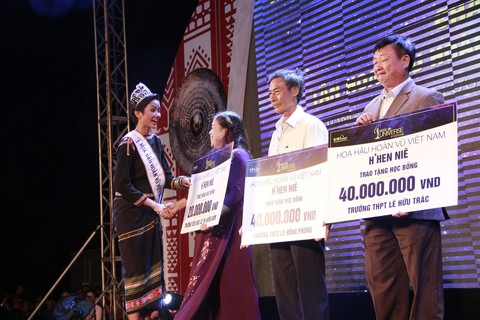 Hoa hậu H’Hen Niê tặng 60 học bổng cho học sinh nghèo quê nhà - Ảnh 3. Hoa hậu H’Hen Niê tặng 60 học bổng cho học sinh nghèo quê nhà - Ảnh 3.