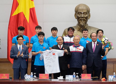 Thủ tướng tặng bóng và áo U23 để đấu giá vì người nghèo - Ảnh 1. Thủ tướng tặng bóng và áo U23 để đấu giá vì người nghèo - Ảnh 1.