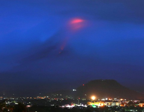 Philippines ban bố tình trạng thiên tai khi Mayon phun nham thạch đỏ rực - Ảnh 1. Philippines ban bố tình trạng thiên tai khi Mayon phun nham thạch đỏ rực - Ảnh 1.