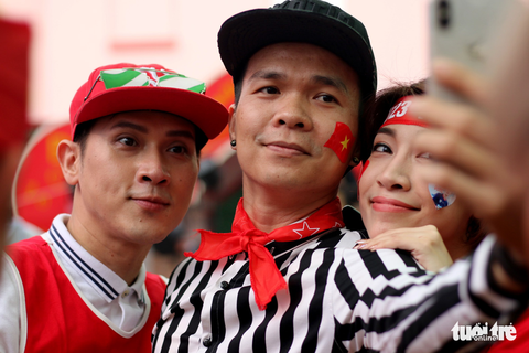 Nghệ sĩ Sài Gòn tụ hội cổ vũ đội tuyển U23 Việt Nam - Ảnh 3. Nghệ sĩ Sài Gòn tụ hội cổ vũ đội tuyển U23 Việt Nam - Ảnh 3.