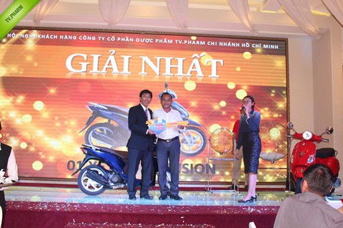 Gia đình trúng xe Vespa tại Hội nghị “25 năm đồng hành cùng TV.PHARM” - Ảnh 3. Gia đình trúng xe Vespa tại Hội nghị “25 năm đồng hành cùng TV.PHARM” - Ảnh 3.
