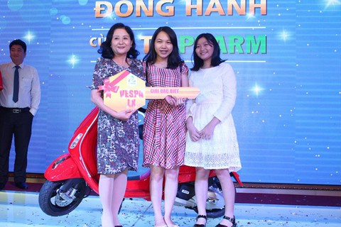 Gia đình trúng xe Vespa tại Hội nghị “25 năm đồng hành cùng TV.PHARM” - Ảnh 5. Gia đình trúng xe Vespa tại Hội nghị “25 năm đồng hành cùng TV.PHARM” - Ảnh 5.
